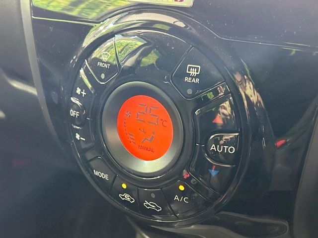 【オートエアコン】一度お好みの温度に設定すれば、車内の温度を検知し風量や温度を自動で調整。暑い…寒い…と何度もスイッチ操作をする必要はありません。快適な車内空間には必須の機能ですね♪
