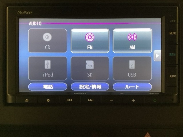 ナビゲーションはインターナビ対応のGathers純正メモリーナビを搭載しています。Bluetoothオーディオ機能がありますので、スマートフォンなどの音楽も再生できます。
