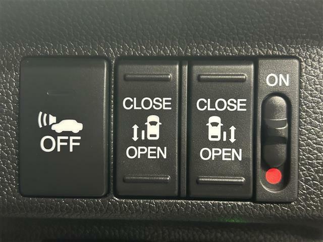 【両側パワースライドドア】ドアノブや運転席のボタンを操作するだけで、スライドドアが自動で開閉します。ご家族でのお買い物にも便利な人気装備。