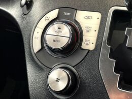 【オートエアコン】一度お好みの温度に設定すれば、車内の温度を検知し風量や温度を自動で調整。暑い…寒い…と何度もスイッチ操作をする必要はありません。快適な車内空間には必須の機能ですね♪
