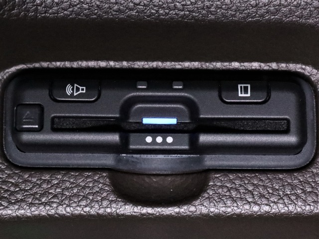 装備されていビルトインタイプのホンダ純正ETC車載器です。セットアップしてからご納車致します。ETCカードを差し込めば高速道路の出入り口ゲートを楽々通過出来ます。