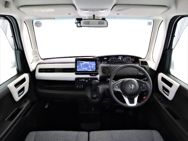 N-BOXの開放的な前方視界。フロントガラスが大きいので運転がしやすく疲れにくいです。また、全ての装備が適正配置されていて操作性に優れています。