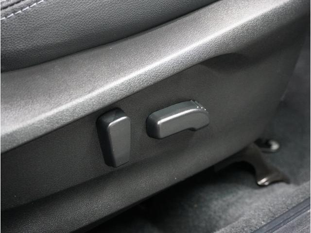 ”電動シートを装備。お客様に安全に運転頂けるよう座席の位置、座面の上げ下げやリクライニングの加減も細やかな設定を可能にしました。”