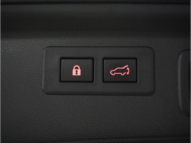 ”ボタンを押せば、リヤゲートが開閉するスイッチです。両手が荷物でふさがっていても、スイッチを押せば自動で動きます。”