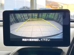【バックカメラ】駐車時に後方がリアルタイム映像で確認できます。大型商業施設や立体駐車場での駐車時や、夜間のバック時に大活躍！運転スキルに関わらず、今や必須となった装備のひとつです！