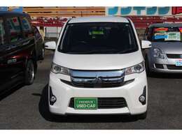 正面からのekカスタムです！フロントグリルの三菱エンブレムがワンポイントになってスタイルもまとまっていて、老若男女に人気のお車です！