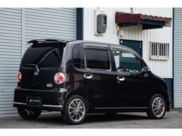 社外アルミホイールに交換されています。