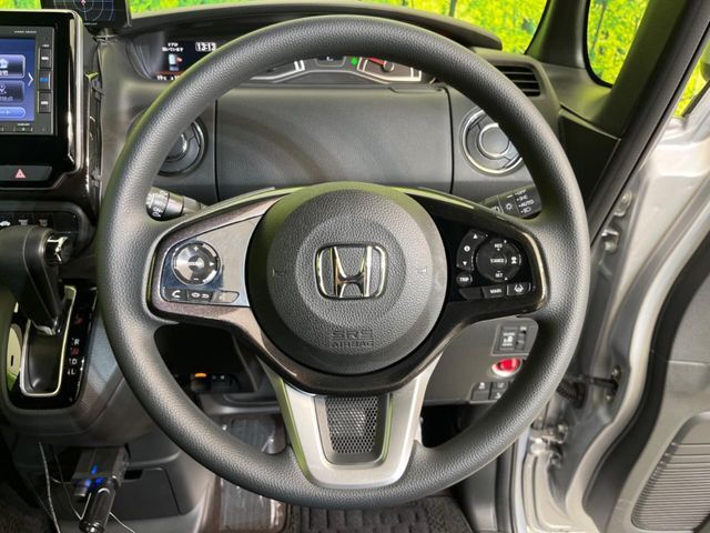 インテリアに合わせたデザインのステアリングは、運転される方のことも考え、運転しやすい形状、大きさです。是非一度、実際に触ってお確かめください。