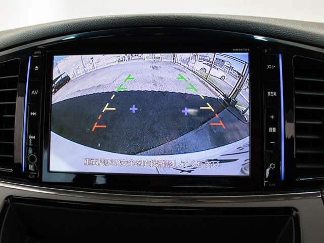 ギアをバックに入れると自動的に切り替わる優れものです。鮮明なカメラ画像にて車庫入れをサポートしてくれます。