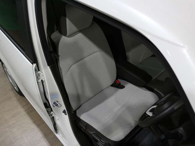 程よい硬さとホールド性が高いシートで長時間運転も快適です。