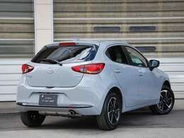 マツダが追い求めた「魂動デザイン」が息づくMAZDA2。研ぎ澄まされたフォルムは、まるで生命が宿ったかのよう。繊細な光の移ろいが、所有する喜びと誇りをもたらします。