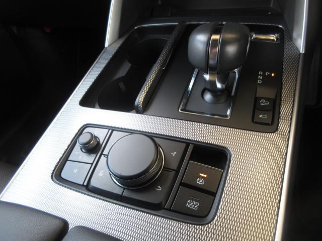 マツダコネクトを操作するコマンダーコントロールです。運転中に自然と手の触れる位置に配置されています。