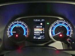 とっても見やすいメーターです。夜間時はラグジュアリーな気分にさせてくれる照明が魅力ですので、夜のドライブも楽しみになりますよ♪