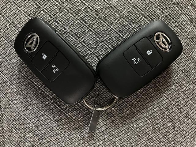 【キーフリーシステム】電子キーをポケットやカバンに入れて携帯しているだけでドアの開け閉めやエンジンのON/OFFが出来ます☆　また、イモビライザー機能も備わっていますので盗難対策もバッチリです☆
