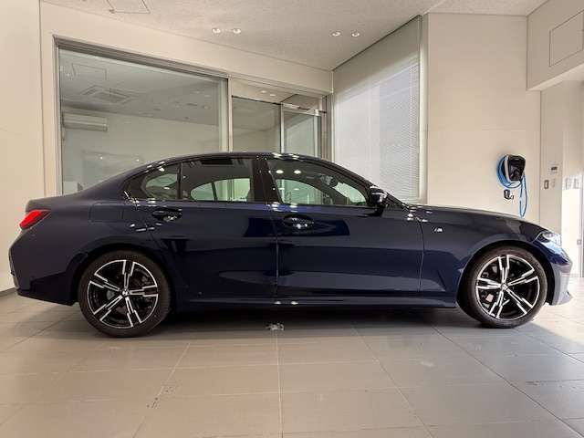 BMWでは重量配分にもこだわりがあり、FRモデルでは50：50とFFモデルでも60：40と前後の重量バランスにこだわり、軽快なハンドリングを実現しております。