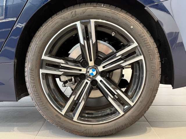 BMWの純正アロイホイールは軽量かつ強度にも優れているホイールで走行性能を引き上げる設計になっております。足元にもBMWは妥協がなくこだわっている個所になります。