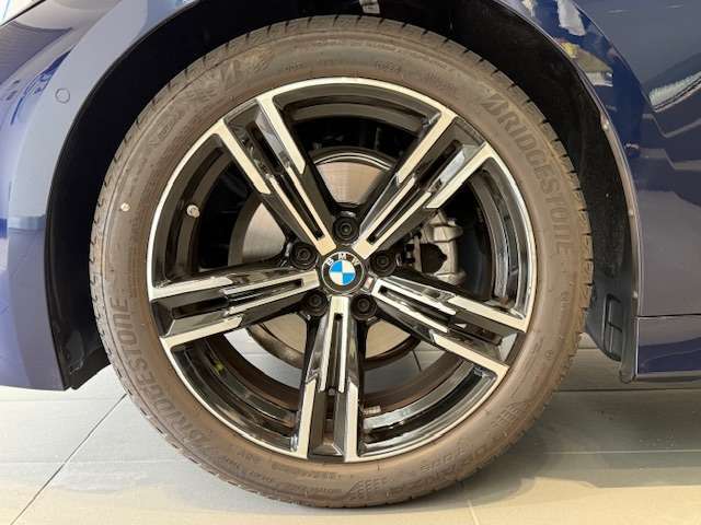 BMWの純正アロイホイールは軽量かつ強度にも優れているホイールで走行性能を引き上げる設計になっております。足元にもBMWは妥協がなくこだわっている個所になります。