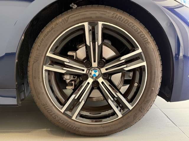 BMWの純正アロイホイールは軽量かつ強度にも優れているホイールで走行性能を引き上げる設計になっております。足元にもBMWは妥協がなくこだわっている個所になります。