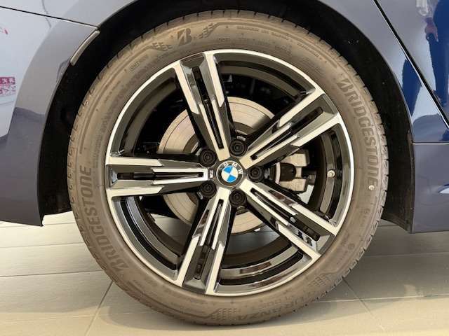 BMWの純正アロイホイールは軽量かつ強度にも優れているホイールで走行性能を引き上げる設計になっております。足元にもBMWは妥協がなくこだわっている個所になります。