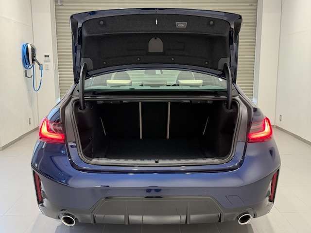 BMWではスペアタイヤが非搭載となるため、スペースは拡大されており、収納スペースとして利用可能。トランクの下にも収納スペースがあり、意外と役に立つスペースでございます。
