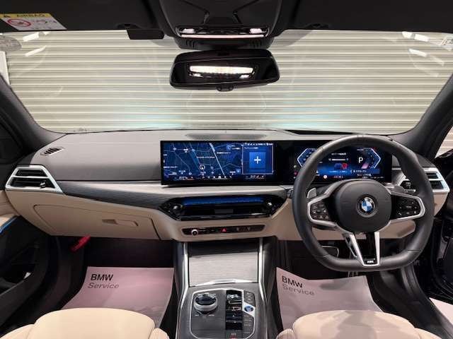 BMWの運転席はドライバーオリエンテッドという構造を採用。ドライバー目線の操作がしやすい設計になっており、ドライブ中にも目線の移動が少なく運転中にも簡単に操作ができます。