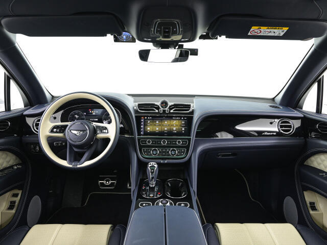 前車追従機能、レーンキープアシスト、ヘッドアップディスプレイも備わり、多数のオプションを備えております。