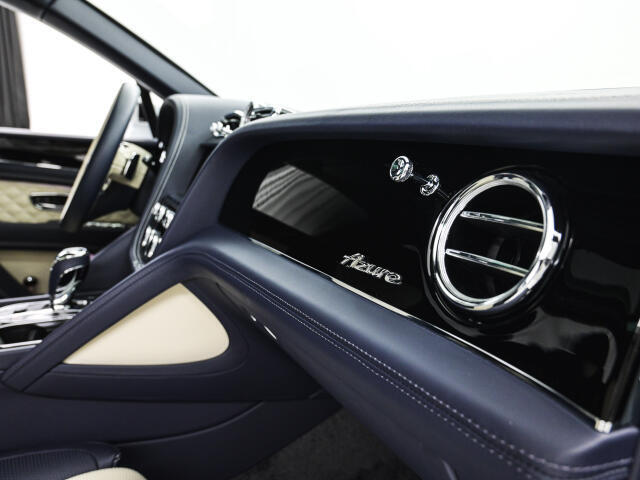 ベントレーは全てオーダーでの発注となっておりますので同じ車種でもステッチやベニヤ部分でまったく違う表情を感じることができます。