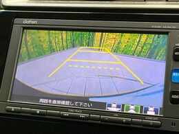 【バックカメラ】駐車時に後方がリアルタイム映像で確認できます。大型商業施設や立体駐車場での駐車時や、夜間のバック時に大活躍！運転スキルに関わらず、今や必須となった装備のひとつです！