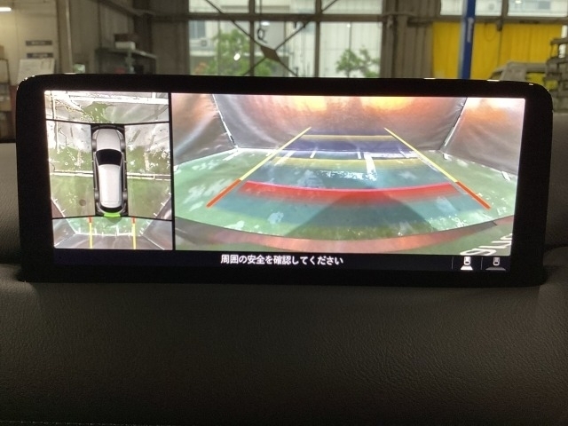 狭い場所での駐車やすれ違いなどでより的確な運転操作に役立つ360°ビューモニターが装備されています。