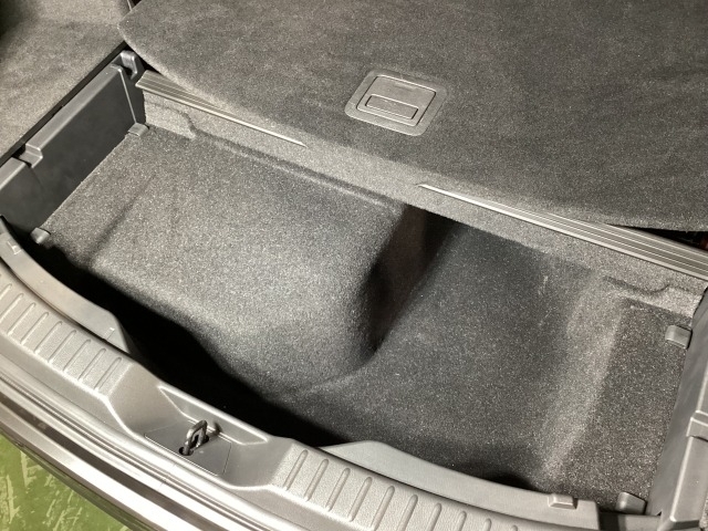 深底のサブトランクを備え確かな収納力を確保しています。