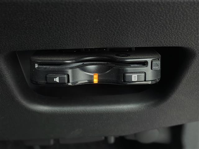 【ETC】有料道路を利用する際に料金所で停止することなく通過できる、ETC車載器（ノンストップ自動料金収受システム機器）が装備されています。セットアップを行うことで利用可能になります。