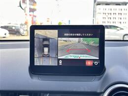 【360°ビュー・モニター】まるでクルマを真上から見下ろしたかのような視点で駐車をサポートします！クルマの斜め後ろや真横など、前後左右の4つのカメラの映像が合成されて、モニターに映し出されます。