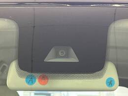 【インテリジェントエマージェンシーブレーキ】フロントカメラで前方の車両や歩行者を検知。衝突しそうな時は衝突被害軽減ブレーキが作動、衝突回避をサポート。より安全にドライブをお楽しみいただけます。
