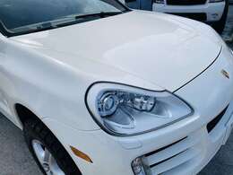 右ヘッドライトです。黄ばみも無く綺麗な状態を保たれています。