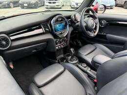 フロントシートにはシートヒーターが装備されています♪