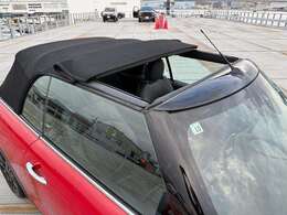 幌は2段階で開閉可能でフルオープンと写真のようにサンルーフのような開け方も可能です♪