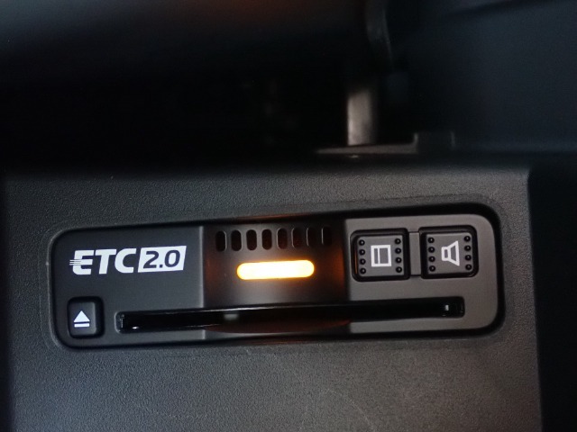 ■【ETC車載器】が装備されています。セットアップをしてお渡しとなり、ETCカードを差し込むだけで高速道路の利用が可能です。