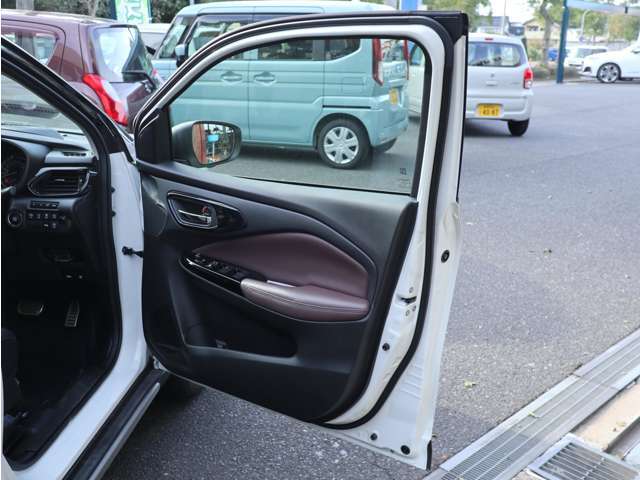 【電動格納ドアミラー＆パワーウインドウ】運転席のスイッチで、ドアミラーや各席の窓ガラスの開閉ができます。