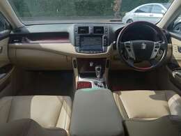 内装の方も豪華装備が多数ございます！