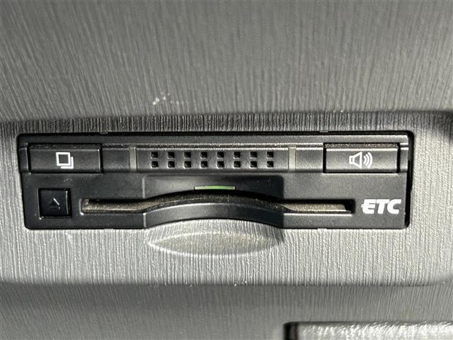 【ETC】有料道路を利用する際に料金所で停止することなく通過できる、ETC車載器（ノンストップ自動料金収受システム機器）が装備されています。セットアップを行うことで利用可能になります。