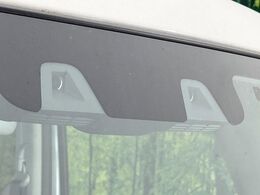 【スズキ　セーフティサポート】走行中に前方の車両等を認識し、衝突しそうな時は警報とブレーキで衝突回避と被害軽減をアシスト。より安全にドライブをお楽しみいただけます。