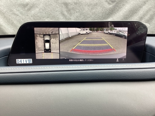 狭い場所での駐車やすれ違いなどでより的確な運転操作に役立つ360°ビューモニターが装備されています。