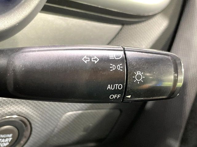 【オートライト】周りの明るさに応じて自動でヘッドライトの点灯・消灯ができる機能です！ライトの付け忘れ・消し忘れなどが無くなり、雨の日や夕方の走行も安心！トンネル通過時も便利ですね♪