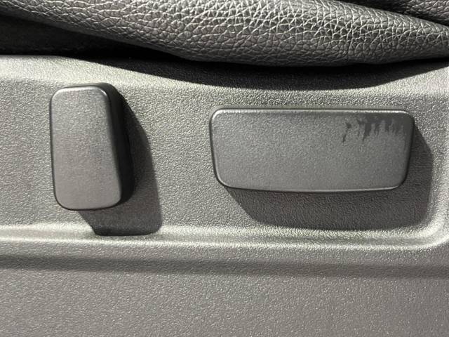 【パワーシート】スイッチ一つで簡単にシートの微調整が可能！電動だから力もいりません！快適なシートポジションにセットして、快適なドライブをお楽しみください。