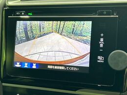 【バックカメラ】駐車時に後方がリアルタイム映像で確認できます。大型商業施設や立体駐車場での駐車時や、夜間のバック時に大活躍！運転スキルに関わらず、今や必須となった装備のひとつです！