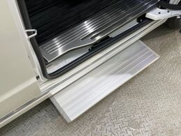 【電動サイドステップ】車高の高いお車でも、これがあれば小さいお子様の乗り降りも楽々♪スライドドアと連動して作動する為、煩わしい操作は不要です！