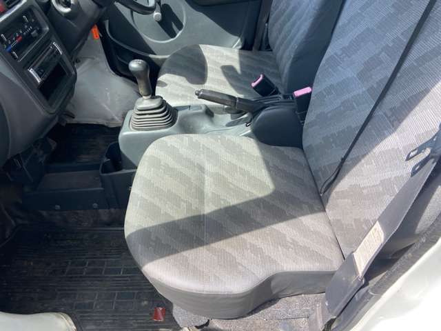 整備はその車種の不具合が発生しそうな部分を重点的に点検し、納車後本当にトラブルが発生しないように日々点検中です♪