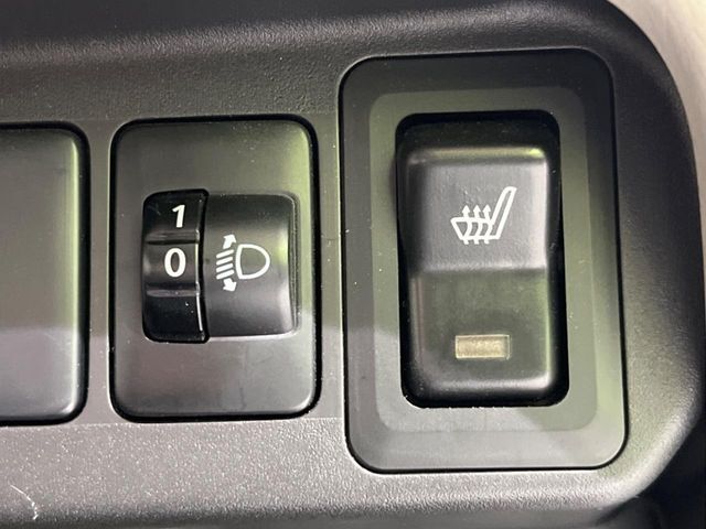 【シートヒーター】寒い日に重宝するシートヒーター！エアコンより早く温まってくれるので寒がりの人も安心ですね♪エアコンの温風は乾燥するから苦手、という方にもをおすすめです。