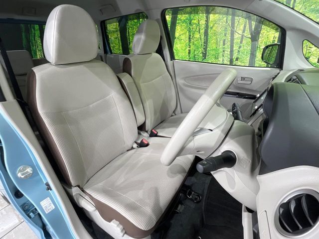 運転席シート廻りは使用感も少なく、良好な状態となっています。丁寧に使われていたことがよくわかりますね。
