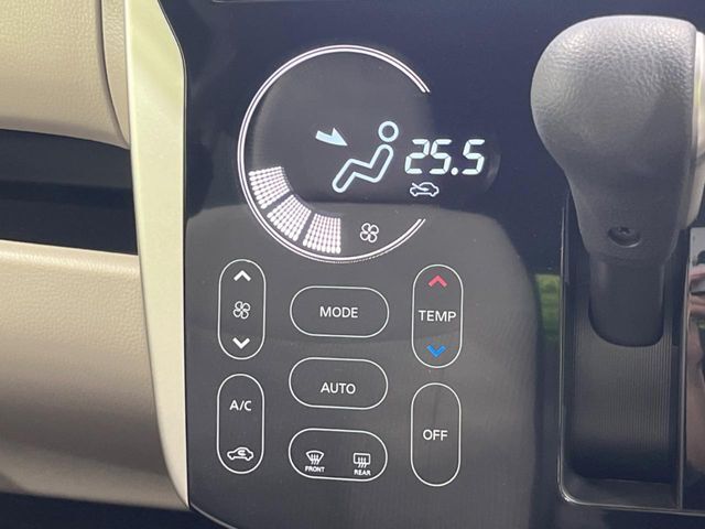 【オートエアコン】一度お好みの温度に設定すれば、車内の温度を検知し風量や温度を自動で調整。暑い…寒い…と何度もスイッチ操作をする必要はありません。快適な車内空間には必須の機能ですね♪